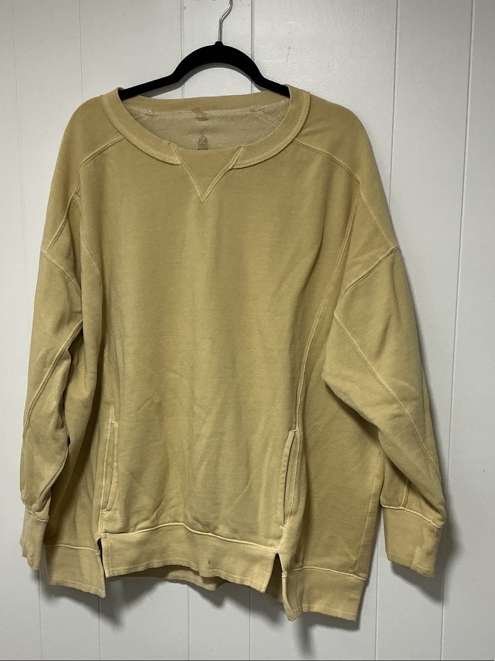Free people sweatshirt with a kangaroo pocket
